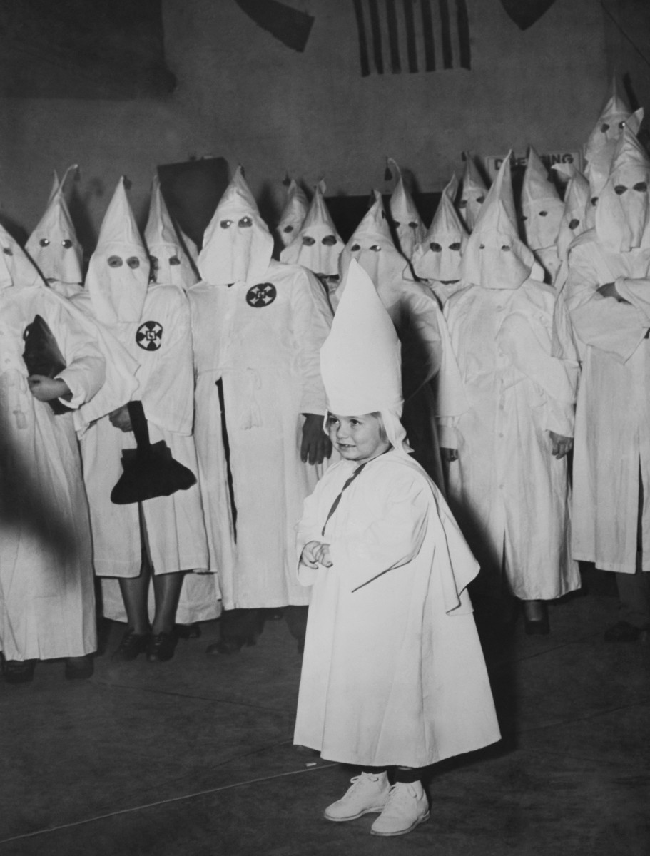 Một em bé tham gia buổi lẽ của hội kín Ku Klux Klan ở Mỹ. Hội này mang tư tưởng kỳ thị chủng tộc, coi người da trắng là thượng đẳng và gây ra nhiều bạo lực ở xứ sở cờ hoa. Ảnh chụp những năm 1900.