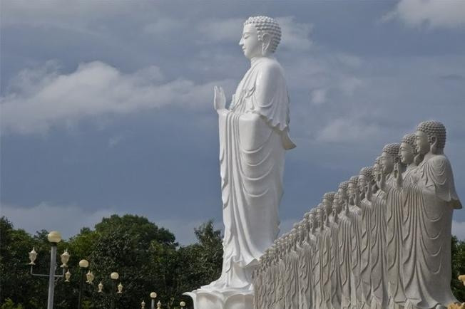 Ngoài ra, nơi này còn có Tam Thánh Tây Phương cao ngất đứng sừng sững giữa không gian mênh mông trời đất, bên dưới là một hồ cá rộng với dòng nước xanh trong.