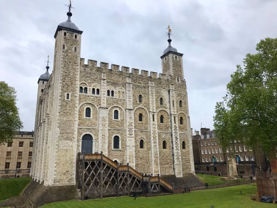 Thế nhưng, các chuyên gia hoài nghi hai bộ hài cốt này có thể thuộc về hai mẹ con. Để có câu trả lời chính xác, họ sẽ tiến hành xét nghiệm ADN.