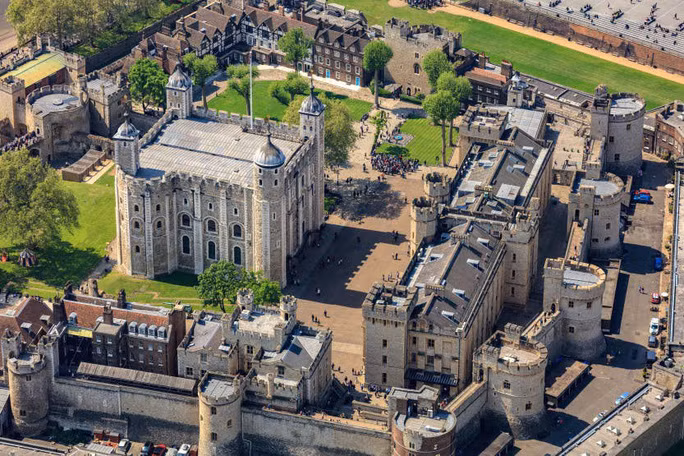 Đứa trẻ được quấn trong một chiếc chăn trước khi chôn cất. Mối quan hệ giữa 2 người vẫn chưa được xác định.