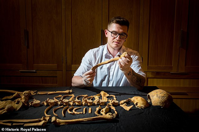 Trong quá trình đào bới lối vào Nhà nguyện St. Peter ad Vincula thuộc Tòa tháp London nổi tiếng của Anh, các chuyên gia phát hiện bất ngờ 2 bộ hài cốt nghi mẹ con bên dưới lớp vữa.