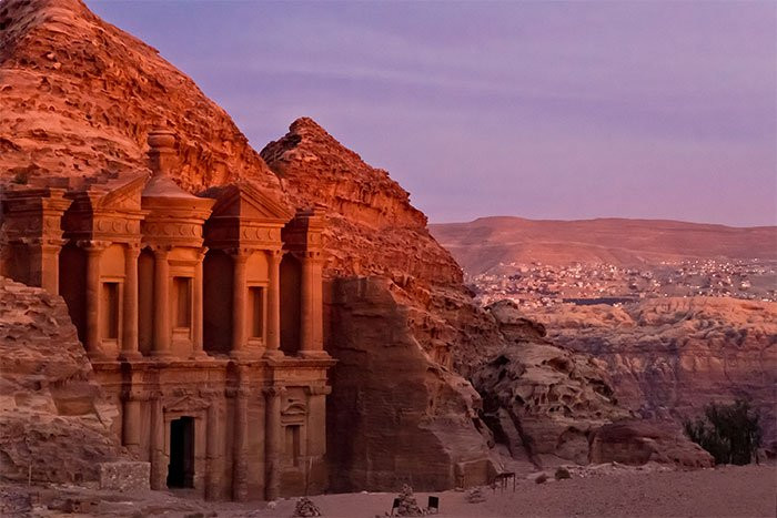 Thành cổ Petra ở Jordan là nơi tồn tại của hàng trăm công trình được khắc trong lòng đá tuyệt đẹp. Vẻ đẹp tự nhiên và kiến trúc cổ xưa giúp Petra được UNESCO công nhận là di sản thế giới vào năm 1985 và là một trong 7 kỳ quan thế giới mới.