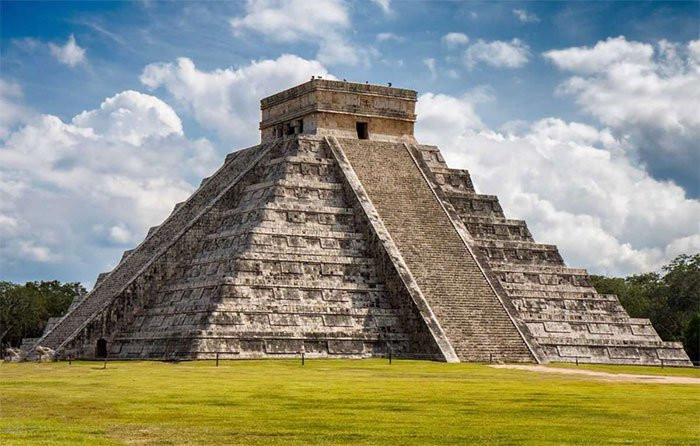 Kim tự tháp Chichen Itza ở Mexico là kỳ quan vĩ đại do người Maya xây dựng trường tồn với đất trời trong suốt hàng ngàn năm.