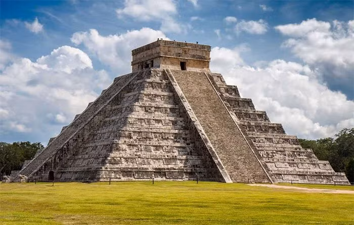 Kim tự tháp Chichen Itza ở Mexico là kỳ quan vĩ đại do người Maya xây dựng trường tồn với đất trời trong suốt hàng ngàn năm.