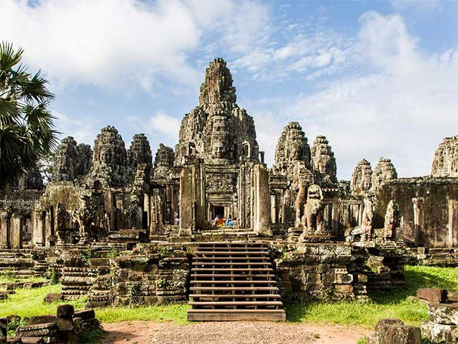 Nằm ở Campuchia, quần thể Angkor rộng 45 km2 gây chú ý với 600 công trình nằm rải rác trong một vùng rừng núi rậm rạp.