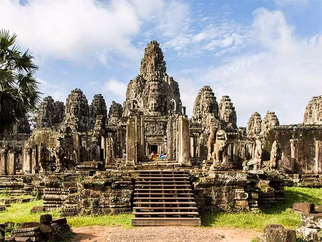 Nằm ở Campuchia, quần thể Angkor rộng 45 km2 gây chú ý với 600 công trình nằm rải rác trong một vùng rừng núi rậm rạp.