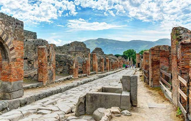 Thành phố cổ Pompeii nổi tiếng ở Italy bị "xóa sổ" khi núi lửa Vesuvius phun trào năm 79 Công nguyên. Theo đó, hơn 2.000 người dân bị chôn vùi cùng thành phố cổ xưa trong tro bụi núi lửa.