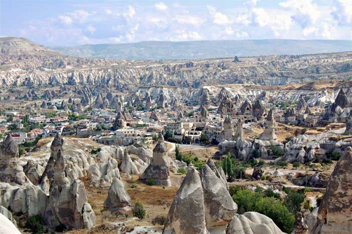 Cappadocia ở Thổ Nhĩ Kỳ gây ấn tượng mạnh với du khách được hình thành từ lớp đá trầm tích và đá núi lửa - kết quả của vụ phun trào xảy ra khoảng 3 triệu năm trước. Trải qua sự tác động của thiên nhiên, các lớp đá bị bào mòn, tạo nên hàng ngàn cột đá chóp nhọn như ống khói trong truyện cổ tích.