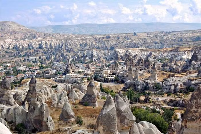 Cappadocia ở Thổ Nhĩ Kỳ gây ấn tượng mạnh với du khách được hình thành từ lớp đá trầm tích và đá núi lửa - kết quả của vụ phun trào xảy ra khoảng 3 triệu năm trước. Trải qua sự tác động của thiên nhiên, các lớp đá bị bào mòn, tạo nên hàng ngàn cột đá chóp nhọn như ống khói trong truyện cổ tích.