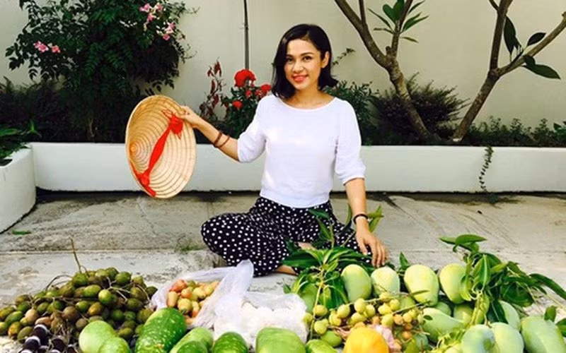 Kiều Trinh sống trong một ngôi nhà ở Bình Dương với vườn cây hoa trái rộng mênh mông bao quanh.