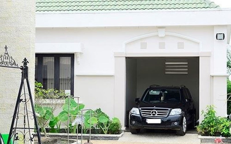 Căn biệt thự trắng vô cùng sang trọng nằm gọn trong khuôn viên nhà xanh ngát.