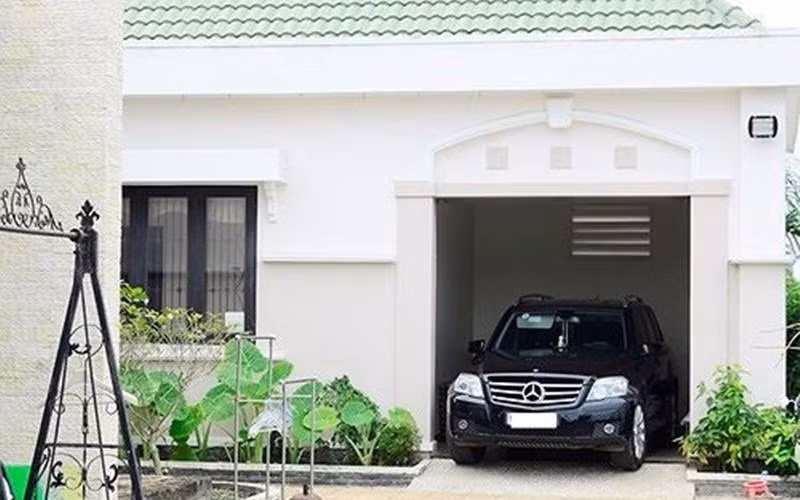 Căn biệt thự trắng vô cùng sang trọng nằm gọn trong khuôn viên nhà xanh ngát.