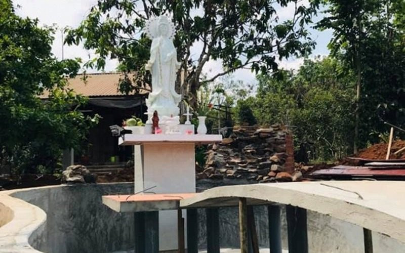 Khu đất bị bỏ hoang nhiều năm cho mãi tới gần đây khi cuộc sống có phần đi vào ổn định nữ nghệ sĩ mới về bắt tay cải tạo.