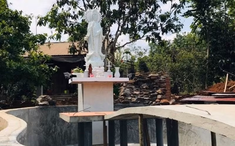 Khu đất bị bỏ hoang nhiều năm cho mãi tới gần đây khi cuộc sống có phần đi vào ổn định nữ nghệ sĩ mới về bắt tay cải tạo.