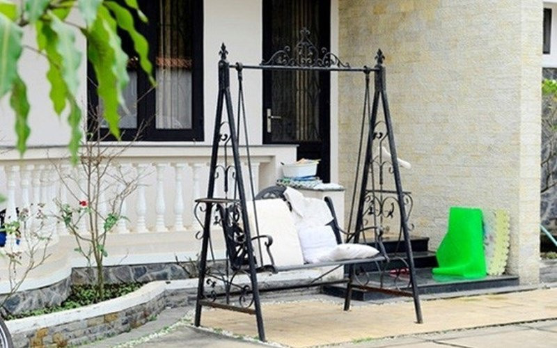 Cô đặt 1 xích đu nhỏ để làm nơi thư giãn sau mỗi ngày làm việc vất vả.