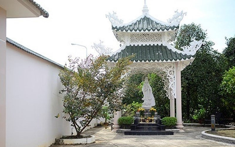 Bên ngoài còn có 1 tượng Phật an yên.