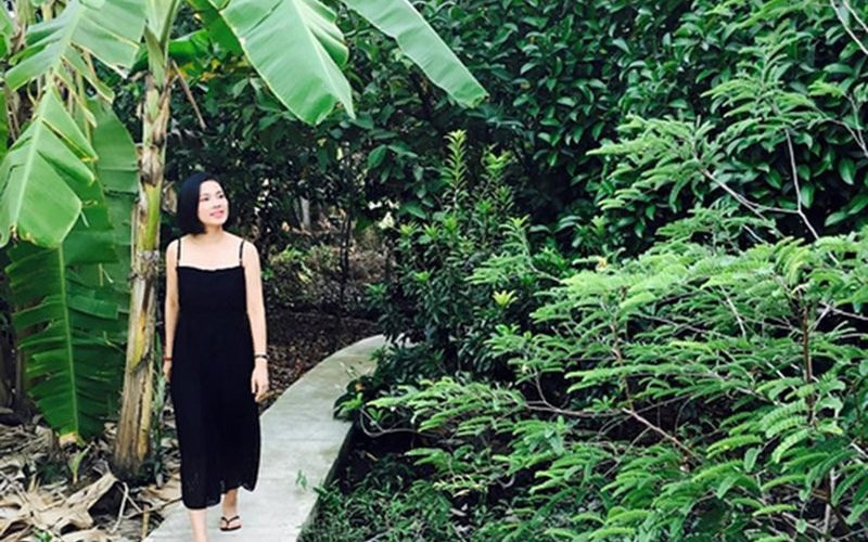 Ngoài những lúc bận rộn trên trường quay, cô lại dành thời gian chăm lo cho nhà cửa, vườn tược, chiêm nghiệm về những triết lý Phật giáo.