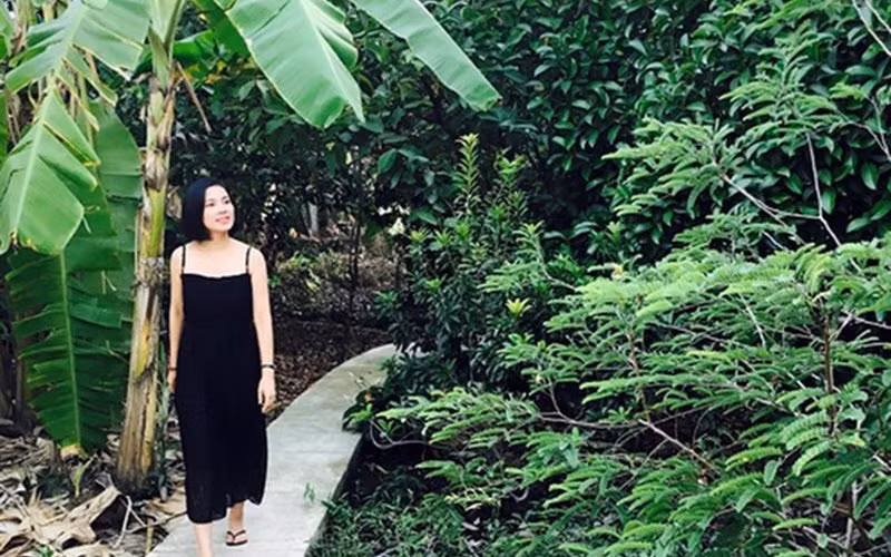 Ngoài những lúc bận rộn trên trường quay, cô lại dành thời gian chăm lo cho nhà cửa, vườn tược, chiêm nghiệm về những triết lý Phật giáo.