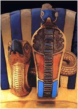 Không những vậy, biểu tượng Uraeus còn xuất hiện trên các trang sức, bùa hộ mệnh của pharaoh.