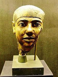 Cụ thể, các tài liệu lịch sử ghi nhận Imhotep (2667 - 2600 trước Công nguyên) là một polymath Ai Cập (polyath là từ chỉ một chuyên gia trong nhiều lĩnh vực).