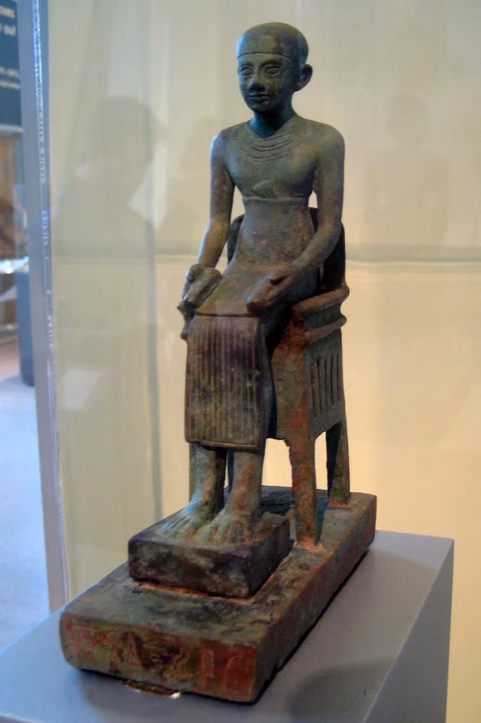 Khác với hình ảnh trên phim, Imhotep là vị quan có thật trong lịch sử làm việc dưới thời pharaoh Ai Cập Djoser. Tính cách và tài năng của Imhotep khác hoàn toàn với nhân vật trong phim ảnh.