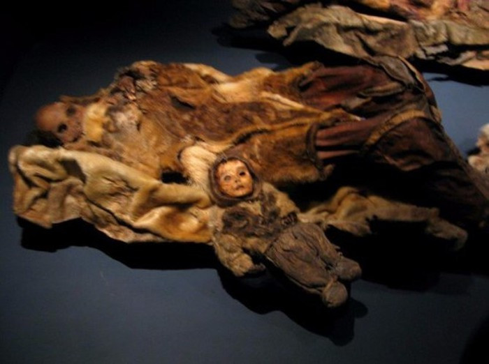 Ngoài bé trai này, các chuyên gia còn tìm thấy xác ướp của 6 phụ nữ và một bé gái khác lớn tuổi hơn.