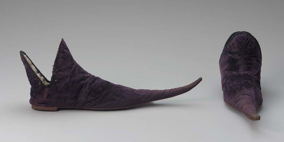 Dưới thời Trung cổ, thời trang dành cho nam giới thuộc giới thượng lưu vô cùng kỳ quái và khác lạ.