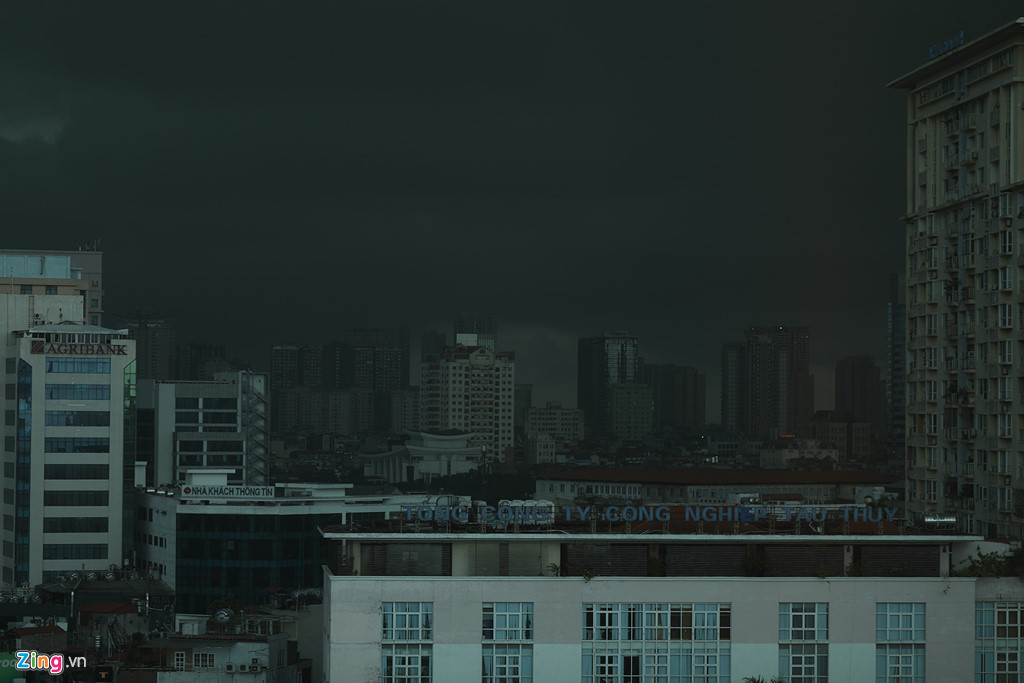 Hình ảnh được ghi lại từ khu vực đường Láng nhìn về phía các quận Đống Đa, Thanh Xuân. Thời tiết lúc này là 29 độ C. Mây đen kéo đến từ khoảng 14h45, kéo dài trong khoảng 15 phút.