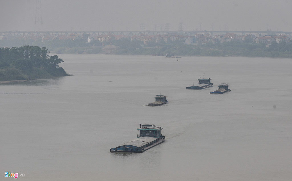 Sông Hồng lúc 12h ngày 4/10 mù trắng đục. Sáng cùng ngày, chỉ số ô nhiễm của Hà Nội ghi nhận ở mức rất chênh lệch bởi cơ quan quan trắc Hà Nội và trang mạng Air Visual.