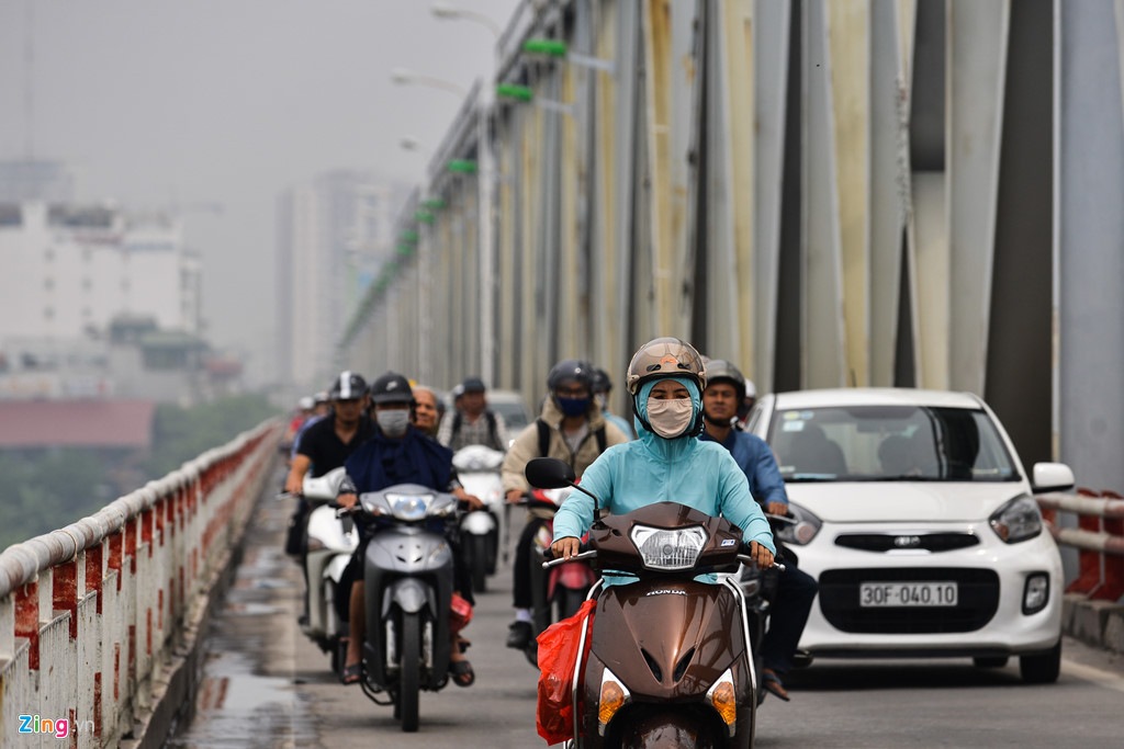 Việc xuất hiện sương mù kéo dài dù trời vừa mưa xong khiến người dân Hà Nội lo lắng về bụi trong không khí.