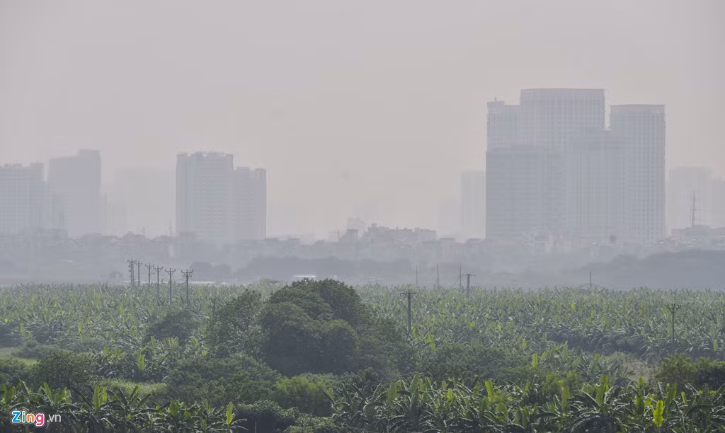 Khu vực nội thành Hà Nội nhìn từ huyện Đông Anh, bên kia sông Hồng.