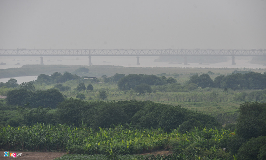 Nhìn từ cầu Nhật Tân, cầu Thăng Long khó có thể quan sát rõ bằng mắt thường.