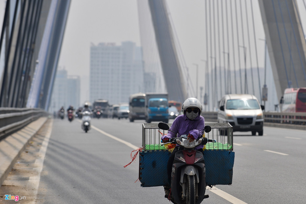 Trước đó chỉ hơn 1 giờ, màn sương mù dày đặc bao phủ khắp nơi. Hiện tượng này xuất hiện từ sáng sớm 4/10 đến hơn 13h. Hình ảnh cầu Nhật Tân nối quận Tây Hồ và huyện Đông Anh mịt mù trong nhiều giờ.