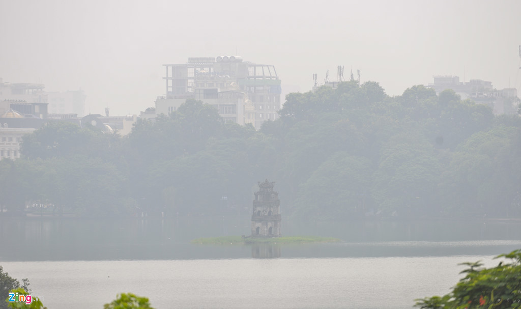 Thông thường, sương mù chỉ xuất hiện ở hồ Gươm vào buổi sáng, nhưng hôm nay nó bao phủ cả buổi trưa và chiều.