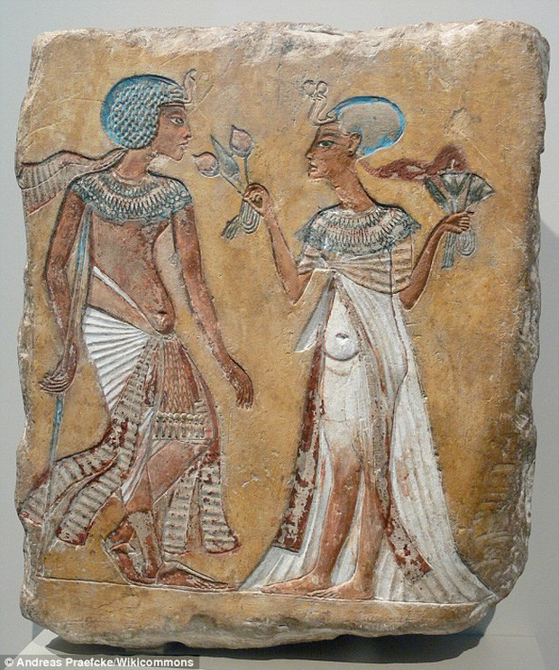 Theo sử sách, Ankhesenamun kém Tutankhamun 2 tuổi. Vợ của Vua Tut là con gái của Nữ hoàng Nefertiti với pharaoh Akhenaten.