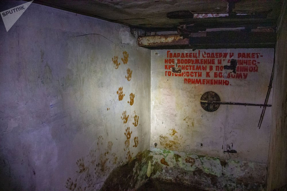 Kiến trúc bên trong cơ sở hạt nhân Dvina trở nên cũ kỹ, ngả màu theo thời gian.