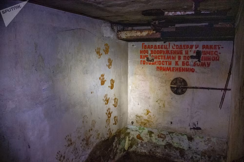 Kiến trúc bên trong cơ sở hạt nhân Dvina trở nên cũ kỹ, ngả màu theo thời gian.