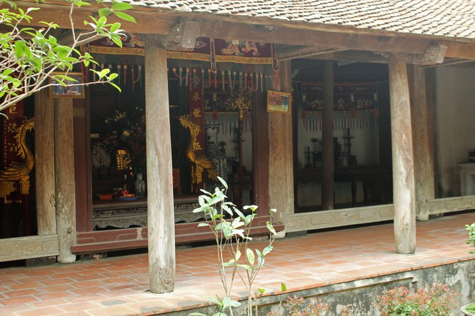 Ngoài ra làng cổ Đường Lâm còn có một hệ thống các nhà thờ họ.