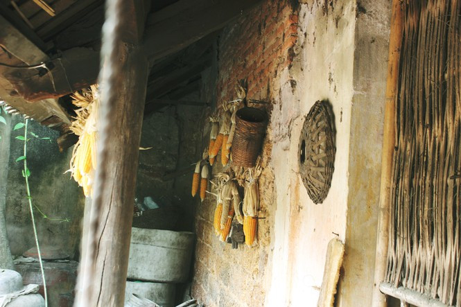 “Nhà cổ ông Thể”, tọa lạc tại xóm Xui, thôn Mông Phụ, ngôi nhà gồm 7 gian được xây dựng hoàn toàn bằng kỹ thuật ghép mộng gỗ ( kỹ thuật ghép nối phức tạp, tinh vi với độ chính xác cao mà không cần phải sử dụng đến đinh, keo dính hay công cụ nào khác).