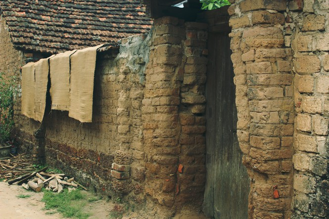 Ở đây có tổng cộng 956 ngôi nhà cổ thuộc các làng Đông Sàng, Mông Phụ và Cam Thịnh. Trong đó có nhiều ngôi nhà được xây từ những năm 1649, 1703, 1850… bằng các loại vật liệu truyền thống của xứ Đoài xưa như đá ong, tre, gỗ xoan, nứa, gạch đất nung, ngói, đất nện, trấu, mùn cưa,…