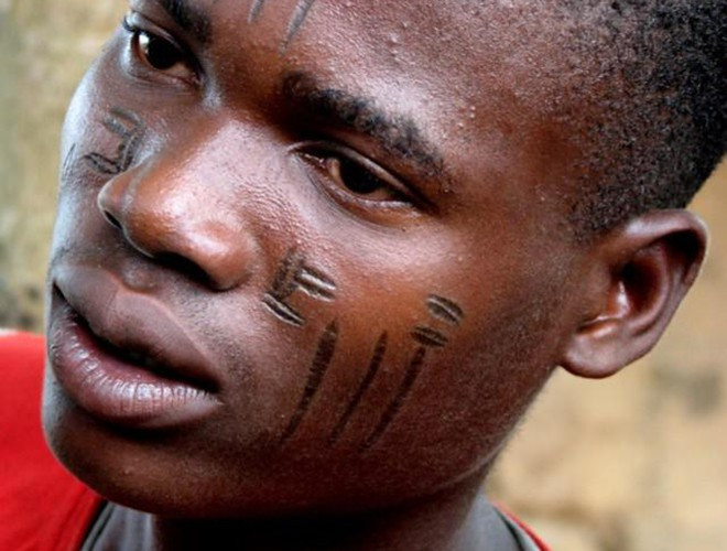 Được biết, cách xăm mình độc đáo này được coi là một nghi lễ đánh dấu sự trưởng thành hay đơn giản hơn vết sẹo được coi là vẻ đẹp của bộ lạc. Chính vì thế, hầu hết mọi người nơi đây đều sở hữu những đường vân kì dị ấy