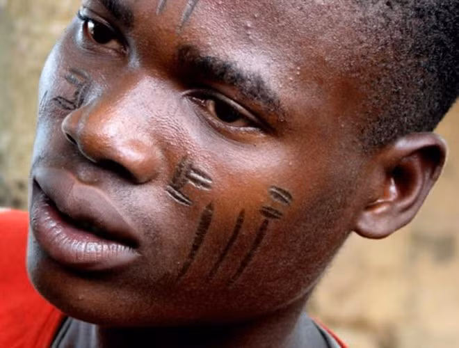 Được biết, cách xăm mình độc đáo này được coi là một nghi lễ đánh dấu sự trưởng thành hay đơn giản hơn vết sẹo được coi là vẻ đẹp của bộ lạc. Chính vì thế, hầu hết mọi người nơi đây đều sở hữu những đường vân kì dị ấy