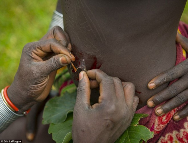 Để tạo ra các đường vân đẹp nhất, người "làm đẹp" phải chịu đau đớn và đổ nhiều máu. Họ dùng gai chọc vào da và lấy dao lam cắt đi. Sau khi vết thương lành, chỗ cắt sẽ tạo ra phần sẹo lồi như hình vẽ phác họa trước đó