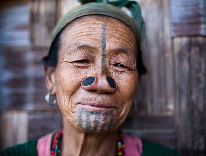 Được biết, trước kia người Apatani hiền lành, dễ bị nơi khác xâm lược nên họ buộc phải dùng cách đó để phòng tránh kẻ thù. Về sau, tục đục mũi bỗng trở thành kiểu làm đẹp độc đáo của bộ lạc. Nhưng từ năm 1970, tục lệ này đã không còn được duy trì