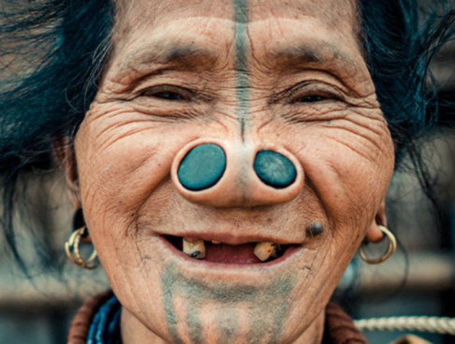 Nếu có cơ hội tới thăm bộ lạc Apatani tại Ấn Độ, chắc chắn du khách sẽ phải “trợn tròn mắt” khi chứng kiến chiếc mũi kì lạ của những người phụ nữ nơi đây. Thay vì đeo các món đồ trang sức, họ lại thực hiện kiểu làm đẹp là đi đục lỗ để nhét đồng xu vào 2 bên mũi