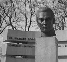 Ngày 18/10/1941, Sorge bị Nhật Bản bắt giữ vì tội làm gián điệp cho Liên Xô và bị xử tử năm 1944. 20 năm sau, điệp viên Sorge được truy tặng danh hiệu Anh hùng Liên Xô.