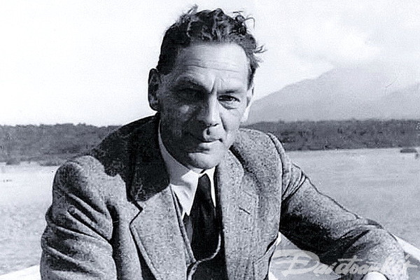 Ông Sorge đi theo chủ nghĩa cộng sản và gia nhập Quốc tế Cộng sản vào năm 1921. Về sau, ông được tình báo quân đội Liên Xô chiêu mộ và được đào tạo ở Moscow. Đến năm 1930, ông được cử đến Thượng Hải để tham gia một nhánh của Đảng Cộng sản.