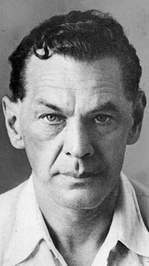 Để thực hiện nhiệm vụ thành công, ông Sorge đến Berlin, Đức và xây dựng vỏ bọc là một nhà báo và công dân Đức trung thành với Hitler.