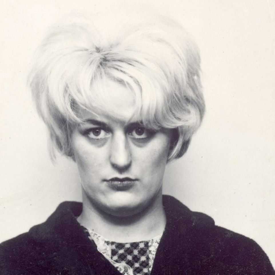 Diện mạo nữ sát nhân khét tiếng lịch sử Myra Hindley là một trong những bức ảnh có sức ảnh hưởng lớn nhất thế giới. Ả bị kết tội tấn công và giết 5 đứa trẻ quanh khu vực Manchester trong thời gian từ năm 1963 - 1965. Với tội ác đã gây ra, Hindley ngồi tù từ năm 1966 và chết trong tù năm 2002 ở tuổi 60.