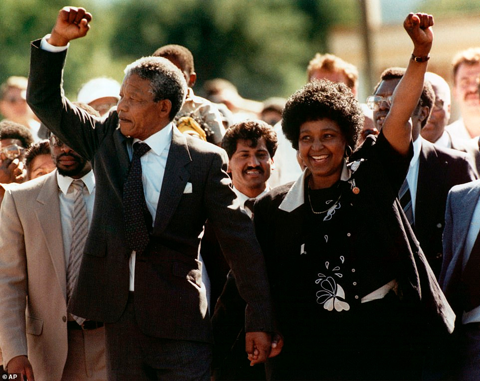 Ngày 11/2/1990, Nelson Mandela và Winnie tay nắm chặt tay, gương mặt rạng rỡ khi ông được trả tự do sau 27 năm bị giam giữ ở nhà tù Victor, Cape Town.